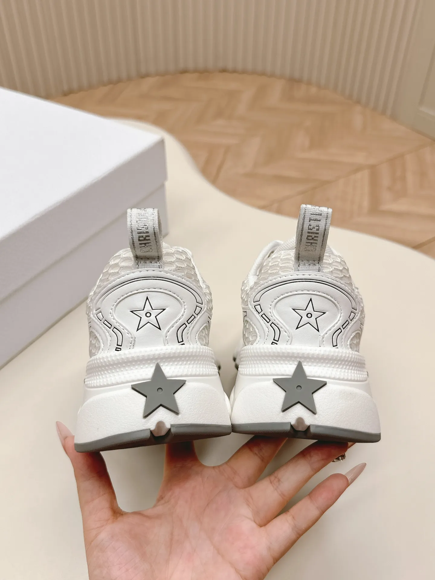 👟👟Ex-factory price 620👟👟 Hot item, star model 2024 main hot item, the newly released Dior Chrono new casual sports shoes, running shoes, dad shoes are really cool, full of futuristic feeling! Really cool! Once again interpreting Dior's concept of cool fashion, the lucky star will bless you with good luck. The new EVA sole is super light and super soft! A perfect replica of the original! Fully matched material and mold! ! 35-40